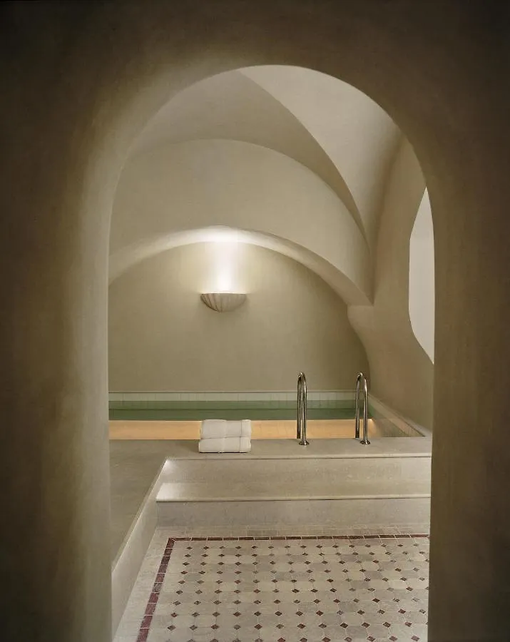 Chateau Voltaire Parigi Francia