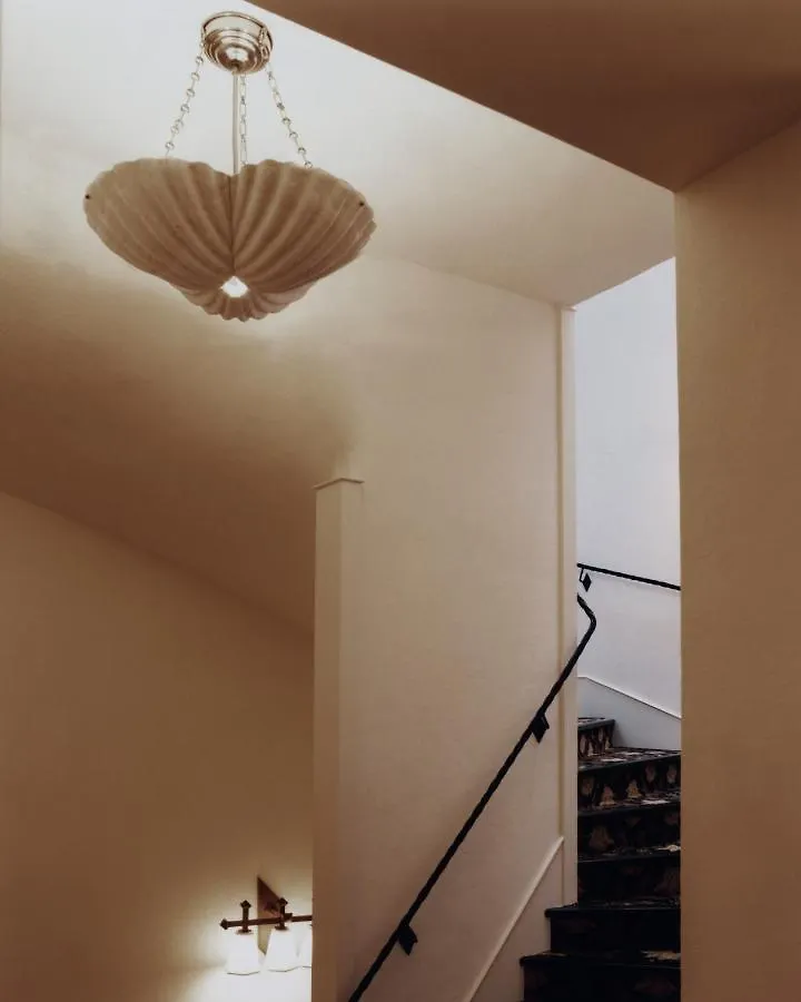 Chateau Voltaire Parigi 5*,