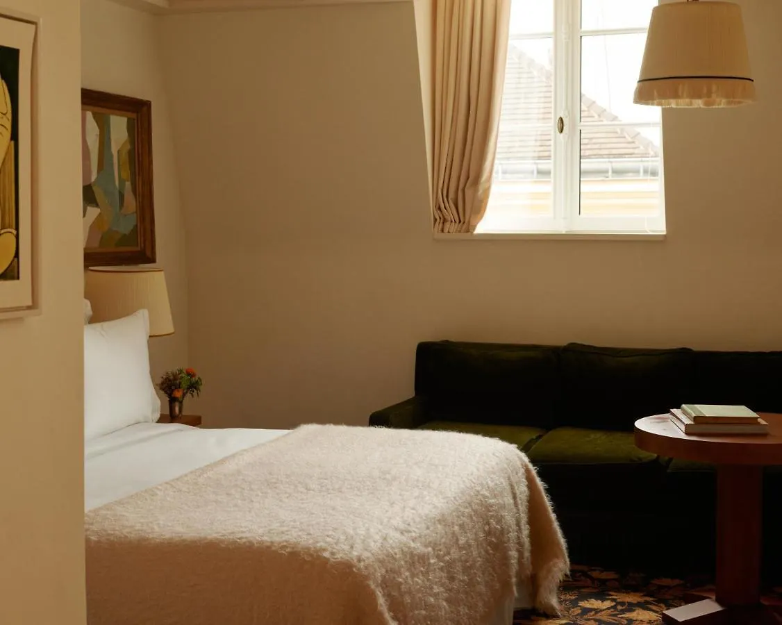 Chateau Voltaire Parigi 5*,