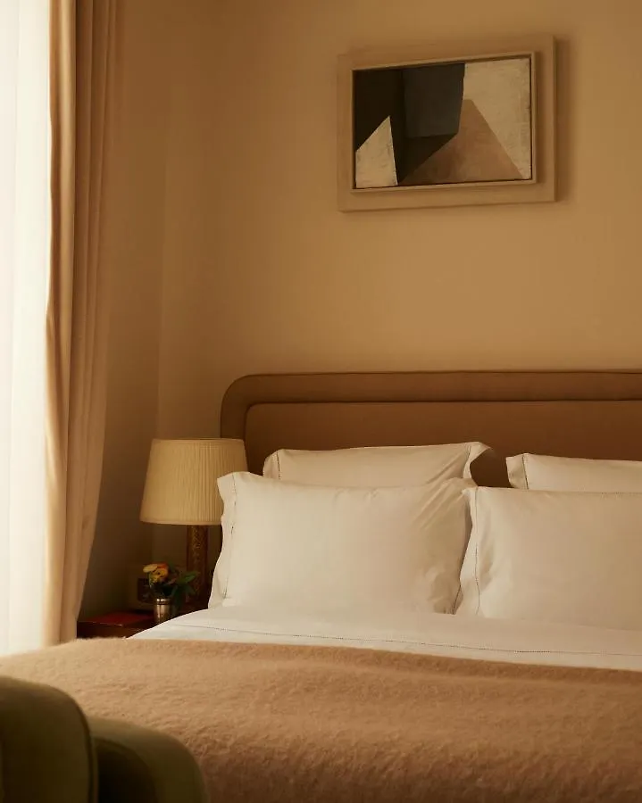 Chateau Voltaire Parigi 5*,