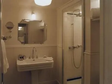 Chateau Voltaire Parigi 5*,